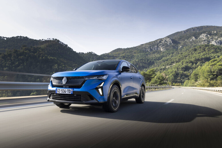 Renault E-Tech 4X4 300 cv, superibrido hi-tech e innovativo - RIPRODUZIONE RISERVATA