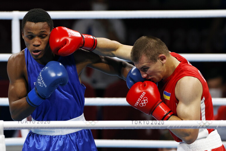 Pugilato Oleksandr Khyzhniak of Ukraine (R) in action against Euri Cedeno Martinez of Dominican Rep - RIPRODUZIONE RISERVATA