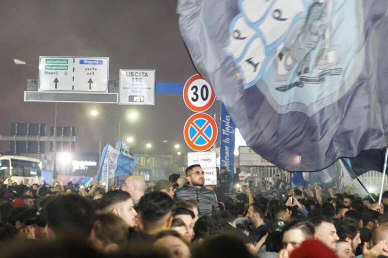 In migliaia al rientro del Napoli, acclamati Conte e i giocatori - RIPRODUZIONE RISERVATA