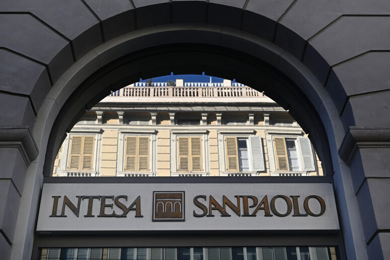 L 'insegna di una filiale Intesa SanPaolo - RIPRODUZIONE RISERVATA