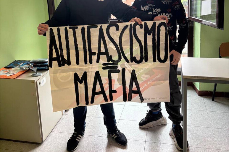 ANSA/Blocco studentesco - RIPRODUZIONE RISERVATA