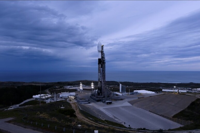 Il Falcon 9 con i veicoli delle missioni Spherex e Punch nella base californiana di Vanderberg (fonte: NASA) - RIPRODUZIONE RISERVATA