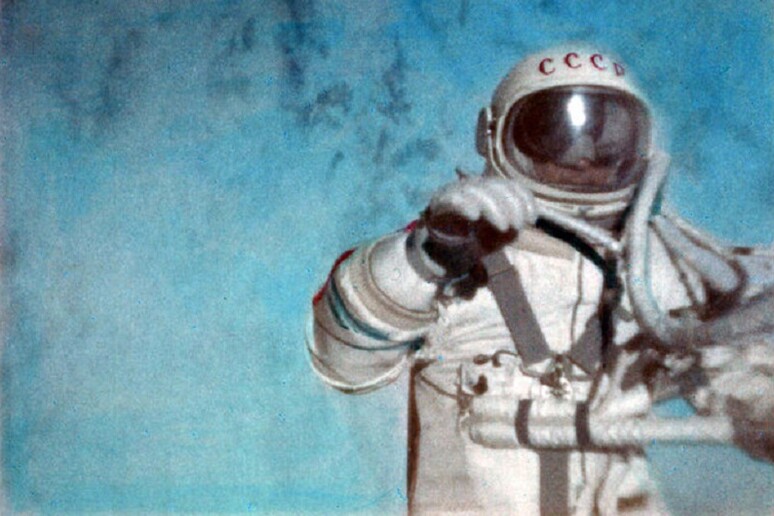 Il cosmonauta Alexej Leonov nella prima passeggiata spaziale (fonte: Roscosmos) - RIPRODUZIONE RISERVATA