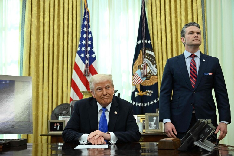 Trump insieme al segretario alla Difesa Hegseth, durante la loro conferenza stampa di oggi © ANSA/AFP