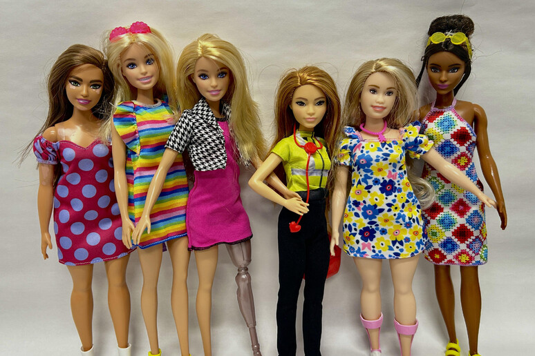 Barbie cambia stile, al posto tacchi alti scarpe più confortevoli - RIPRODUZIONE RISERVATA