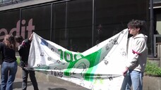 Torino, i ragazzi di Fridays for future arrivano sotto la sede di Unicredit